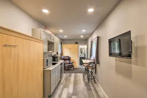 Steps to Foothills Trail: Unique Carbonado Studio - Interiør