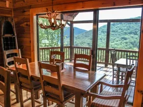 Lights Lodge - Essbereich im Zimmer