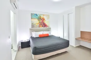 Indulge Apartments - Ontario - Room