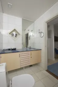 Ruths Hotel - Bathroom