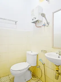 Hotel O A2b Guesthouse - Bathroom