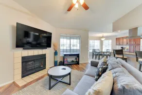 Balcony & Pool Access: Quiet West Chandler Condo - Interiör