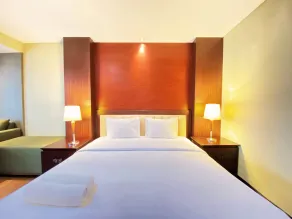 Fancy and Nice Studio at El Royale Apartment By Travelio - Zimmer
