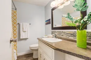 4 Bedroom Suite in Calgary - Bathroom