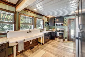 Private Island: Home in Belding w/ Dock & Grill! - Innvendig