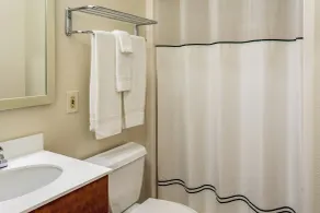 HomeTowne Studios by Red Roof Eugene - Springfield - Bathroom