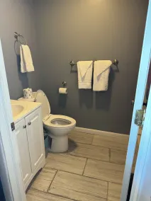 12 Ashworth Ave suites - Salle de bain