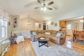 Pool, Deck & Grill: Spacious Apt in Naugatuck! - Intérieur