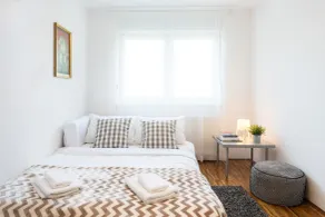 Spacious 2BDR Apartment with balcony - FREE PARKING - Room