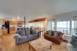 Cozy Beachouse: View & Deck, Steps from Skagit Bay - Interiør