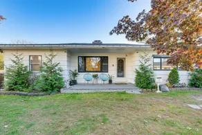 8 Mi to Jones Beach State Park! Cozy Home w/ Porch - Interior