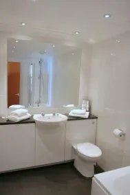 Revelstoke Hotel - Baño