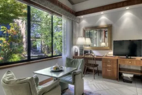 Dinah's Garden Hotel - Chambre