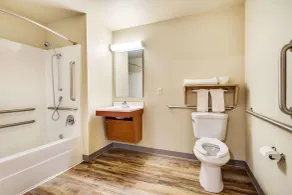 Econo Lodge Burlington I-70 - Bathroom