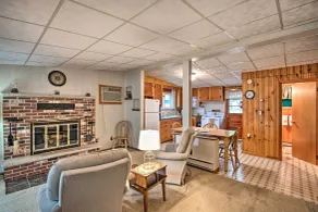 National City Cottage w/ Patio, Steps to Lake! - Innenbereich