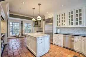 Spacious Estate w/ Courtyard: 2 Miles to Downtown! - Innenbereich