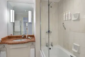 Delta Hotels by Marriott Birmingham - Bathroom