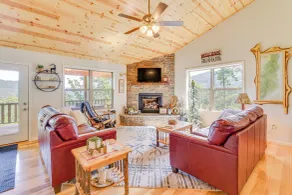 North Carolina Cabin - Pool Table & Mountain Views - Innvendig