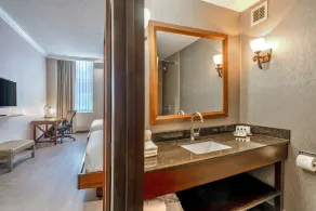 Wyndham Garden Baronne Plaza - Bathroom