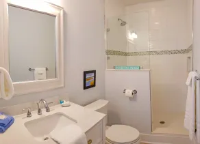 Darien Waterfront Inn - Badezimmer