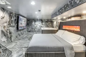 Luxe Philly Home w/ Indoor Jacuzzi & 100-inch TV! - Innenbereich
