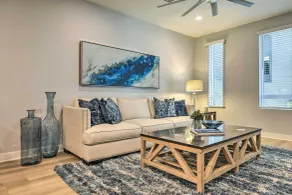 Modern Irvine Condo w/ Pool - 7 Mi to Beach! - Innvendig