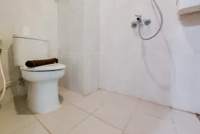 Homey And Warm Studio Room Serpong Garden Apartment - Badezimmer