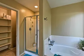 West Phoenix Home: Hike, Dine & Golf Nearby! - Badeværelse