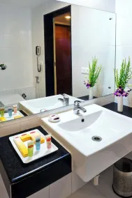 Hotel Southern Grand - Bathroom