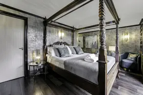 The Tudor Mansion - Room