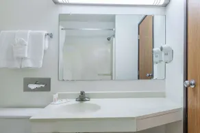 Super 8 by Wyndham Irving DFW Airport/South - Salle de bain