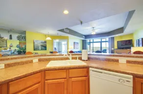 Lakefront Osage Beach Condo: Balcony & Pool Access - Innenbereich