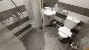 Agogo Downtown Hotel Surabaya - Bathroom