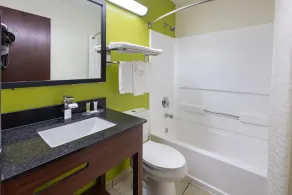 Super 8 by Wyndham South Boston VA - Badezimmer