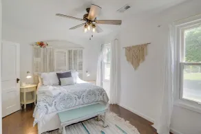 South Haven Farmhouse w/ Fire Pit, 4 Mi to Beach! - Innvendig