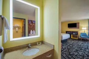 Days Inn by Wyndham Evansdale Waterloo - Salle de bain