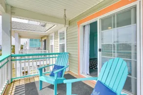 Calm Coastal Haven w/ 2 Balconies Near Beach - Intérieur