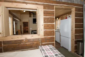 True Grit Adventure by KABINO Dogs OK FirePit Satellite WiFi Sleeper Sofa Perfect Location Rustic Modern - Værelse