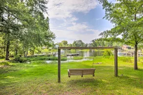 Adorable Lakefront Cottage w/ Dock & Grill! - Innenbereich