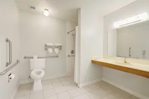 Royal Inn & Suites - Badezimmer
