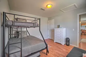Charming One-level Home w/ Deck, Walk to Dtwn - Værelse
