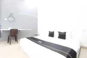 Capital O 93939 Oikodomeo Syariah - Room