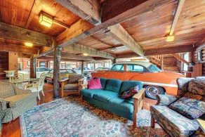 Gig Harbor Log Estate w/ Classic Cars & Game Room! - Innvendig