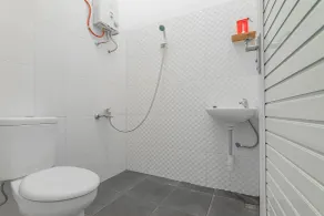 Urbanview Hotel Ultima Veteran Garut - Bathroom