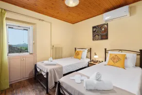 Charming Villa in a Traditional Village, 3 km From the Beach of Agios Gordios - Chambre