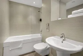 Roomzzz Leeds Headingley - Bathroom