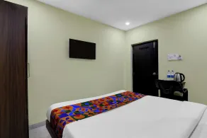 FabHotel Star Light B - Room