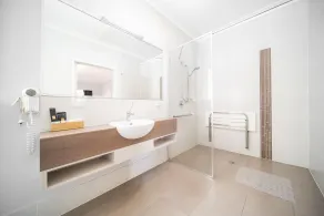 Roma Inland Motor Inn - Bathroom