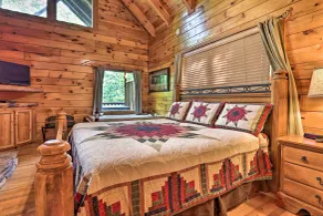 'Sky Harbor' Sevierville Cabin w/ Hot Tub & Deck! - Interni
