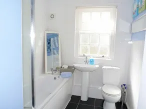 8 Cathedral Street - Bathroom